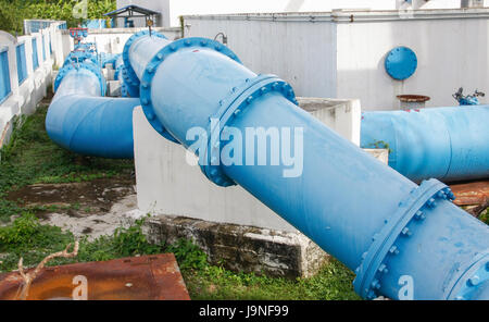 Brides, raccords, valves et tuyaux d'une eau d'irrigation Banque D'Images