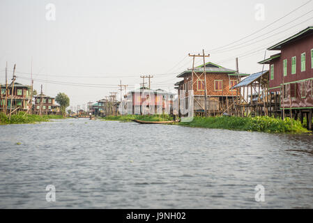 Un village sur le lac Inle, Myanmar. Banque D'Images