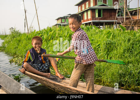 Deux garçons heureux dans un bateau. Lac Inle, Myanmar. Banque D'Images