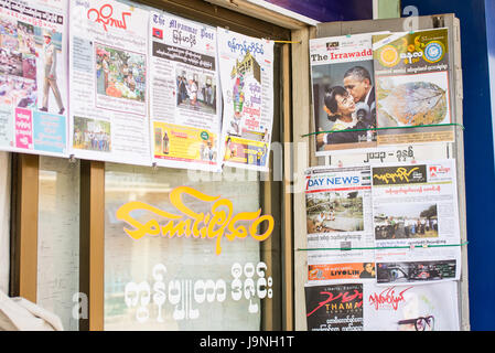 Aung San Suu Kyi et Barack Obama sur la première page d'un journal dans le lac Inle, Myanmar. Banque D'Images