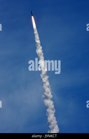 Un antimissile est lancé par l'US Air Force 30th Space Wing 30 mai 2017 de la Vandenberg Air Force Base, en Californie. La fusée a intercepté avec succès un missile balistique intercontinental et cible ses exo-atmosphérique kill vehicle intercepté et détruit la cible dans un choc direct. L'essai coïncide avec le développement d'ICBM récemment par la Corée du Nord, qui menace l'potentiellement United States. Banque D'Images