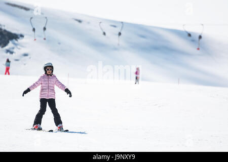 Petite fille débutant l'apprentissage du ski Banque D'Images