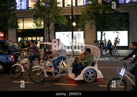 Les cyclistes de pousse-pousse Londres Banque D'Images