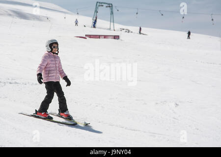 Petite fille débutant l'apprentissage du ski Banque D'Images