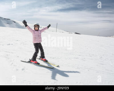 Petite fille débutant l'apprentissage du ski Banque D'Images