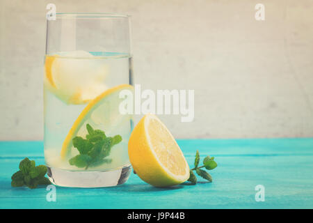 Maison - un verre de limonade verre avec de la glace et la menthe, tons rétro Banque D'Images