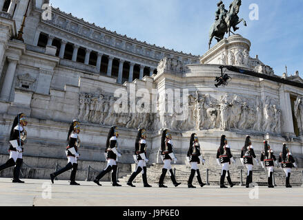 Rome, Italie. 09Th Juin, 2017. L'Italie célèbre le 71e anniversaire de la République. Le président Mattarella a déposé une couronne devant le Soldat inconnu de se débarrasser de tous ceux qui ont servi et servent l'état chaque jour. Après l'abandon de l'état, les différents représentants des forces armées italiennes sont indiquées sur la Via dei Fori Imperiali. À la fin de la parade, l'Freccie Tricolori survolant le ciel. Credit : Andrea Franceschini/Pacific Press/Alamy Live News Banque D'Images