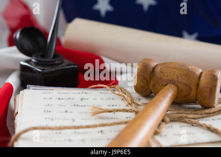 Close-up des séances et documents juridiques organisées sur drapeau Américain Banque D'Images