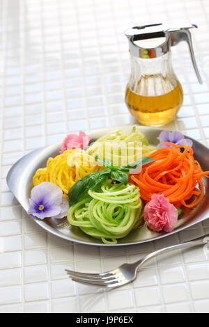 Régime alimentaire sain salade de nouilles de légumes Banque D'Images