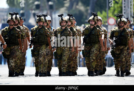 Rome, Italie. 09Th Juin, 2017. L'Italie célèbre le 71e anniversaire de la République. Le président Mattarella a déposé une couronne devant le Soldat inconnu de se débarrasser de tous ceux qui ont servi et servent l'état chaque jour. Après l'abandon de l'état, les différents représentants des forces armées italiennes sont indiquées sur la Via dei Fori Imperiali. À la fin de la parade, l'Freccie Tricolori survolant le ciel. Credit : Andrea Franceschini/Pacific Press/Alamy Live News Banque D'Images