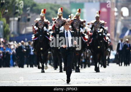 Rome, Italie. 09Th Juin, 2017. L'Italie célèbre le 71e anniversaire de la République. Le président Mattarella a déposé une couronne devant le Soldat inconnu de se débarrasser de tous ceux qui ont servi et servent l'état chaque jour. Après l'abandon de l'état, les différents représentants des forces armées italiennes sont indiquées sur la Via dei Fori Imperiali. À la fin de la parade, l'Freccie Tricolori survolant le ciel. Credit : Andrea Franceschini/Pacific Press/Alamy Live News Banque D'Images