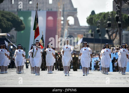 Rome, Italie. 09Th Juin, 2017. L'Italie célèbre le 71e anniversaire de la République. Le président Mattarella a déposé une couronne devant le Soldat inconnu de se débarrasser de tous ceux qui ont servi et servent l'état chaque jour. Après l'abandon de l'état, les différents représentants des forces armées italiennes sont indiquées sur la Via dei Fori Imperiali. À la fin de la parade, l'Freccie Tricolori survolant le ciel. Credit : Andrea Franceschini/Pacific Press/Alamy Live News Banque D'Images