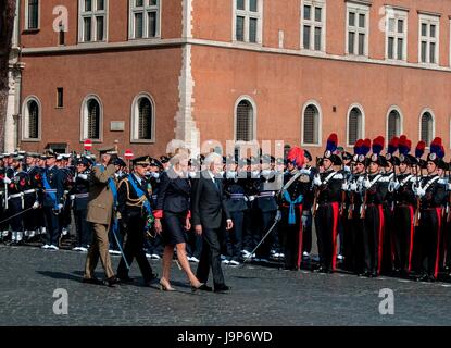 Rome, Piazza Venezia. L'hommage à la soldats inconnus par le président de la République, M. Sergio Mattarella ouvre les célébrations de la fête de la République. Le défilé militaire le long de la Via dei Fori Imperiali, qui a été suivi par environ 4 000 personnes, entre militaires et civils, a été ouverte par 400 maires (au premier rang ceux de la liste des communes de l'Italie centrale touchées par le tremblement de terre). Dans l'ouverture et la clôture des festivités le voler au-dessus de la capitale par le Frecce Tricolori. Dans la photo le président de la République italienne Sergio Mattarella (Photo par Patrizia Cortelless Banque D'Images