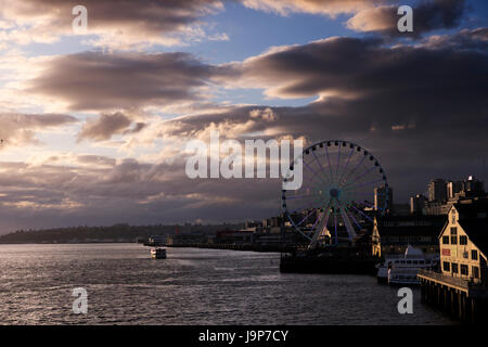 Front de mer de Seattle avec le 'Seattle Grande Roue' au quai 57. Banque D'Images