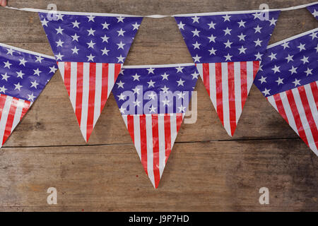 Bunting drapeaux disposés sur table en bois avec 4 juillet THÈME Banque D'Images