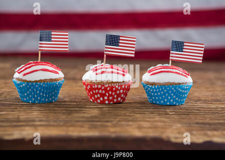 Close-up of cupcake patriotique avec le drapeau américain sur la table en bois Banque D'Images