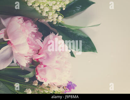 Frontière Floral de fleurs fraîches - lilas, pivoines et lilly des fleurs walley close up, rétro tonique Banque D'Images
