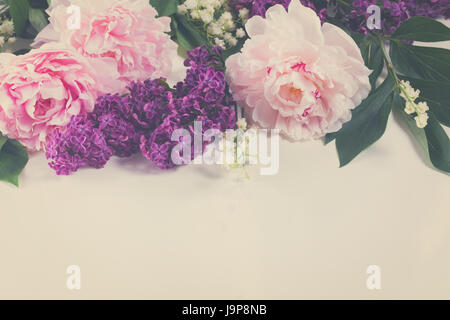 Frontières Floral de fleurs fraîches - lilas, pivoines et lilly du Pr. fleurs sur fond blanc, tons rétro Banque D'Images