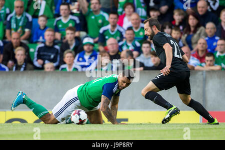 L'Irlande du Nord Josh Magennis (à gauche) en action contre la Nouvelle-Zélande nnouveau Andrew Durante durant la match amical à Windsor Park, Belfast. Banque D'Images