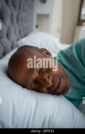 Close up of senior man sleeping on bed at home Banque D'Images