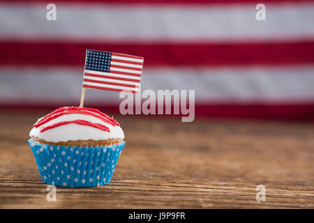 Close-up of cupcake patriotique avec le drapeau américain sur la table en bois Banque D'Images