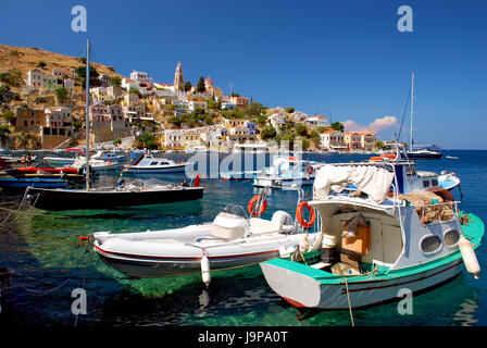 Les bateaux de pêche traditionnels grecs à Gialos (10-12) à Symi, Grèce Banque D'Images