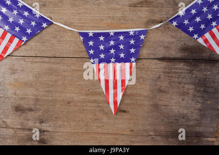 Bunting drapeaux disposés sur table en bois avec 4 juillet THÈME Banque D'Images