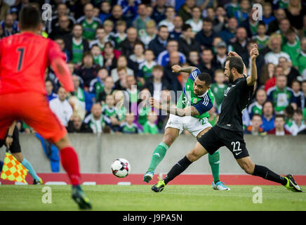 L'Irlande du Nord Josh Magennis (centre) en action contre les Néo-Zélandais Andrew Durante (à droite) et la Nouvelle-Zélande Stefan Marinovic (à gauche) au cours de la match amical à Windsor Park, Belfast. Banque D'Images