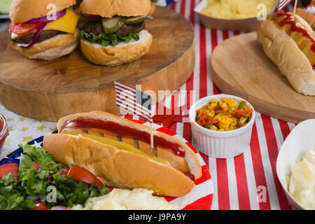 Close-up d'hamburgers et hot-dogs sur table en bois avec 4 juillet THÈME Banque D'Images