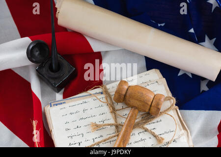 Close-up of gavel avec attaché documents regroupés sur drapeau Américain Banque D'Images