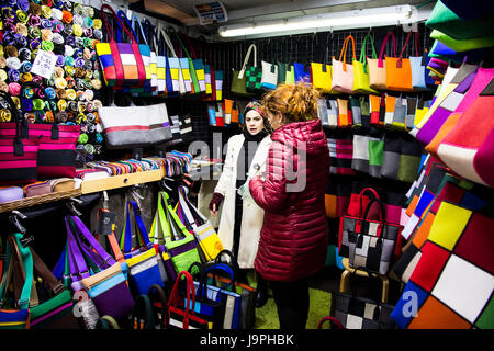 Cette boutique sur Portal de l'Angel et caractéristiques gamme de sacs à main colorés, Barcelone, Espagne. Banque D'Images