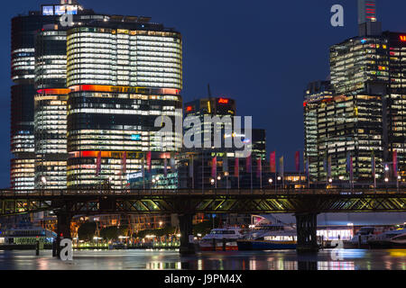 Darling Harbour, de Cockle Bay au crépuscule. Sydney, NSW, Australie. Banque D'Images