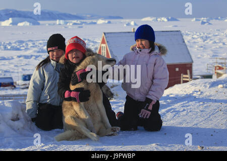 Les Inuits du Groenland,Qaanaaq,,enfants,les filles, le chien de traineau,embrasser, Banque D'Images