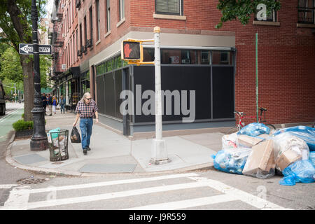 Fermé le magasin Marc Jacobs sur Bleecker Street à la mode dans le quartier de Greenwich Village de New York est considérée le Jeudi, Juin 1, 2017. Comme au terme des baux de location sont en train de devenir insoutenable, même pour les détaillants de luxe qui ont utilisé les espaces comme les magasins du musée. (© Richard B. Levine) Banque D'Images