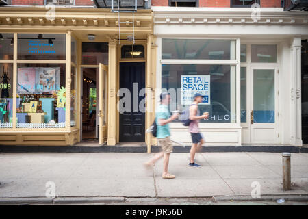 Immobilier à la mode vide sur Bleecker Street dans le quartier de Greenwich Village de New York est considérée le Jeudi, Juin 1, 2017. Comme au terme des baux de location sont en train de devenir insoutenable, même pour les détaillants de luxe qui ont utilisé les espaces comme les magasins du musée. (© Richard B. Levine) Banque D'Images