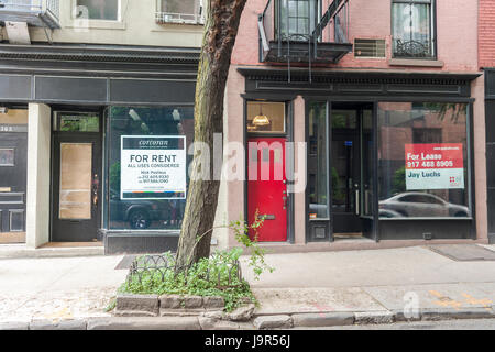 Immobilier à la mode vide sur Bleecker Street dans le quartier de Greenwich Village de New York est considérée le Jeudi, Juin 1, 2017. Comme au terme des baux de location sont en train de devenir insoutenable, même pour les détaillants de luxe qui ont utilisé les espaces comme les magasins du musée. (© Richard B. Levine) Banque D'Images