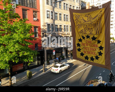 La bannière de la New York Studio School de dessin, peinture et sculpture plane sur 8e Rue dans Greenwich Village à New York, le jeudi 17 mai 2017. Le Whitney Museum of American Art, occupé à l'origine l'immeuble de son début en 1931 jusqu'en 1954. (© Richard B. Levine) Banque D'Images