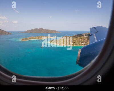 Un peu d'approche et l'atterrissage d'un petit avion sur la piste de l'aéroport sur l'île de Saint-Barthélemy dans les Antilles françaises Banque D'Images