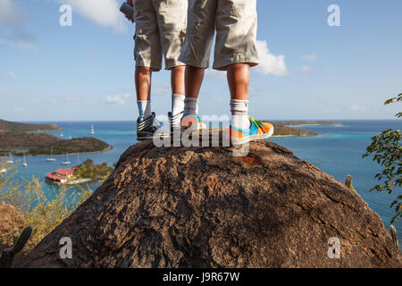Les enfants profitant de la vue sur la montagne de l'île de Virgin Gorda dans les Caraïbes Banque D'Images