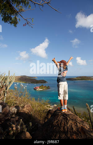 Les enfants profitant de la vue sur la montagne de l'île de Virgin Gorda dans les Caraïbes Banque D'Images