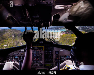 Un peu d'approche et l'atterrissage d'un petit avion sur la piste de l'aéroport sur l'île de Saint-Barthélemy dans les Antilles françaises Banque D'Images