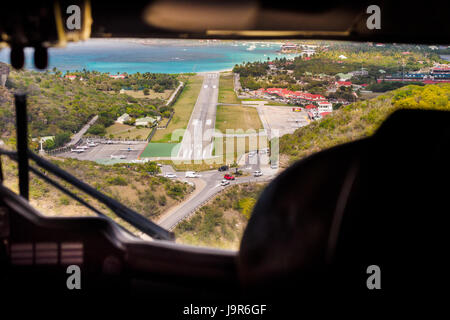 Un peu d'approche et l'atterrissage d'un petit avion sur la piste de l'aéroport sur l'île de Saint-Barthélemy dans les Antilles françaises Banque D'Images