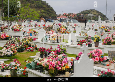 Les familles ont des fleurs en soie sur les tombes de leurs parents défunts dans le cimetière sur l'île des Caraïbes de st. Barth dans les Antilles françaises Banque D'Images