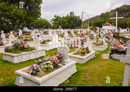 Les familles ont des fleurs en soie sur les tombes de leurs parents défunts dans le cimetière sur l'île des Caraïbes de st. Barth dans les Antilles françaises Banque D'Images