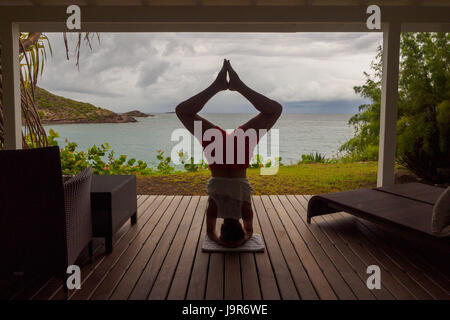 Headstands yoga avec vue sur la mer des Caraïbes sur l'île de Saint Barth, St. Bartholomy, St Barth, dans les Antilles françaises Banque D'Images