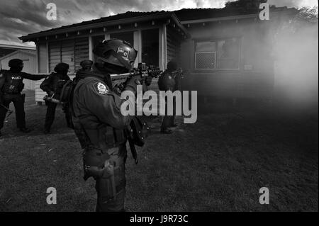 La police de l'ouest de l'Australie, l'équipe d'intervention rapide en action, à l'aide de fusils d'assaut myope laser. Banque D'Images