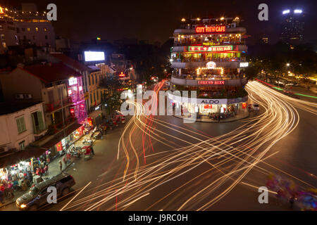 Bars, restaurants et des feux de circulation à l'intersection occupée par le lac Hoan Kiem et du vieux quartier de Hanoi, Vietnam Banque D'Images