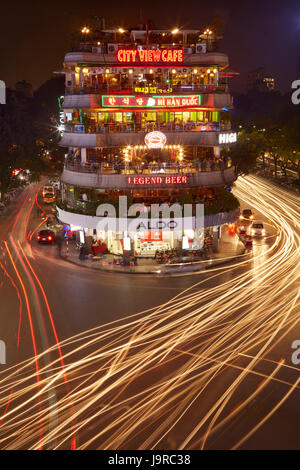 Bars, restaurants et des feux de circulation à l'intersection occupée par le lac Hoan Kiem et du vieux quartier de Hanoi, Vietnam Banque D'Images