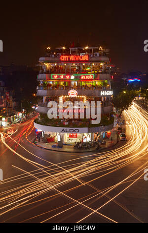 Bars, restaurants et des feux de circulation à l'intersection occupée par le lac Hoan Kiem et du vieux quartier de Hanoi, Vietnam Banque D'Images