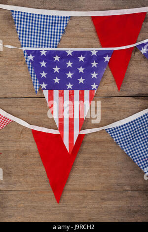 Bunting drapeaux disposés sur table en bois avec 4 juillet THÈME Banque D'Images